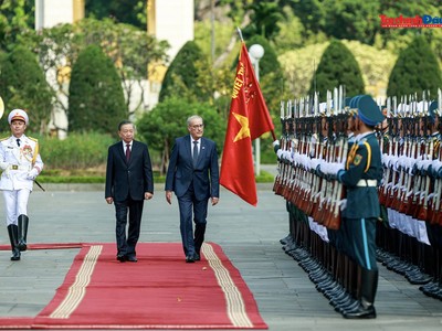 Tổng Bí thư, Chủ tịch nước Tô Lâm và Tổng thống Thụy Sĩ Guy Parmelin duyệt Đội danh dự Quân đội nhân dân Việt Nam.