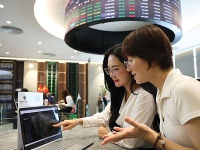 Dòng tiền tập trung vào doanh nghiệp có lợi nhuận tăng trưởng tích cực và câu chuyện riêng