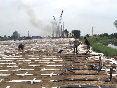 Đắp nền đường Dự án cao tốc Châu Đốc-Cần Thơ-Sóc Trăng. 