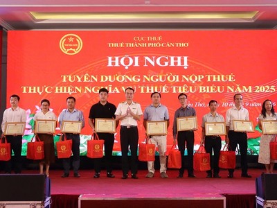Thuế TP. Cần Thơ tuyên dương người nộp thuế thực hiện nghĩa vụ thuế tiêu biểu năm 2025