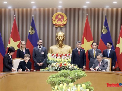 Bộ trưởng Bộ Tài chính Ngô Văn Tuấn và Thủ tướng Liechtenstein Brigitte Haas ký Hiệp định tránh đánh thuế hai lần dưới sự chứng kiến của Thủ tướng Lê Minh Hưng.