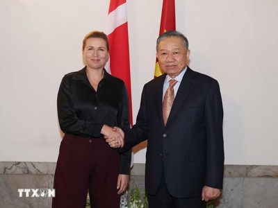 Tổng Bí thư, Chủ tịch nước Tô Lâm gặp hẹp Thủ tướng Đan Mạch Mette Frederiksen trước hội đàm. (Ảnh: Thống Nhất/TTXVN)