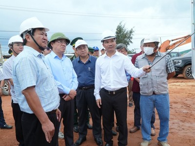 Ông Phạm Anh Tuấn, Chủ tịch UBND tỉnh Gia Lai (đội mũ cối) trong chuyến kiểm tra tiến độ thực hiện Dự án Khu công nghiệp Phù Mỹ - giai đoạn 1 do Công ty cổ phần Tập đoàn Đầu tư Phù Mỹ làm chủ đầu tư trong sáng Chủ nhật, ngày 18/10/2026. 