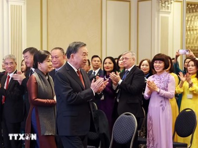 Đại diện cộng đồng người Việt Nam tại châu Âu dự cuộc gặp gỡ với Tổng Bí thư, Chủ tịch nước Tô Lâm và Phu nhân Ngô Phương Ly. (Ảnh: Thống Nhất/TTXVN)