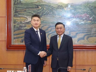 Thường trực Ban Bí thư Trần Cẩm Tú và Ủy viên Trung ương Đảng, Bí thư Trung ương Đoàn Thanh niên Nhân dân Cách mạng Lào Thongly Sisoulith. (Ảnh: Phương Hoa/TTXVN)