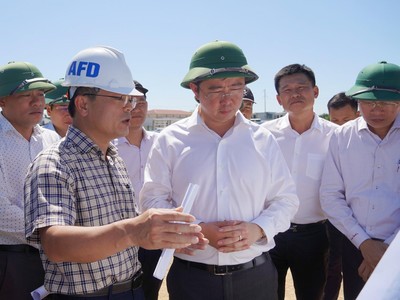 Chủ tịch UBND tỉnh Quảng Trị Bùi Hoàng Phương (giữa ảnh) kiểm tra một dự án đầu tư công trên địa bàn tỉnh.