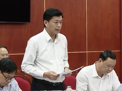 Ông Trần Công Khanh - Phó Giám đốc Sở Tài chính báo cáo tại Cuộc họp tổ chức rà soát kịch bản tăng trưởng quý IV/2026 của UBND tỉnh Cà Mau.