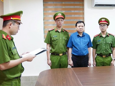 Cơ quan điều tra tống đạt các quyết định, lệnh tố tụng đối với Hoàng Văn Lộc, Bí thư Đảng ủy, Chủ tịch HĐND xã Hợp Kim. Ảnh: CAPT