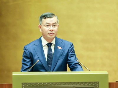 Bộ trưởng Bộ Tài chính Ngô Văn Tuấn trình Quốc hội dự án luật - Ảnh: Đức Thanh.