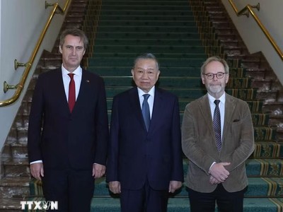 Tổng Bí thư, Chủ tịch nước Tô Lâm hội kiến Chủ tịch Hạ viện Peter De Roover (bên phải) và Chủ tịch Thượng viện Vincent Blondel (bên trái). (Ảnh: Thống Nhất/TTXVN)