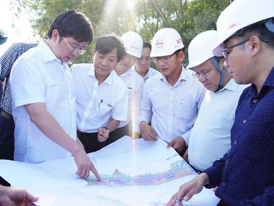 Chủ tịch UBND tỉnh Quảng Trị Bùi Hoàng Phương (thứ hai từ trái ảnh) kiểm tra các dự án do Tập đoàn Việt Phương và SamHoldings đề xuất tại khu vực cảng Mỹ Thủy. Ảnh: Phạm Mỹ Hạnh.