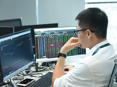Dòng tiền vẫn thận trọng trước áp lực bán ròng của khối ngoại và mặt bằng lãi suất cao