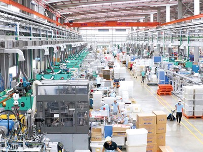 Giá nguyên liệu biến động đặt ra thách thức đối với việc kiểm soát chi phí và duy trì biên lợi nhuận của doanh nghiệp nhựa