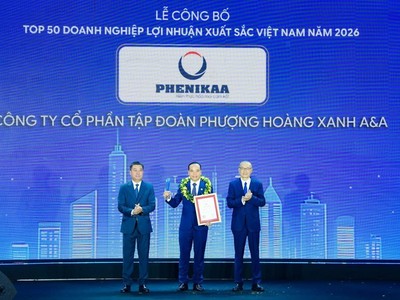Ông Cao Hoàng Long - Phó Tổng Giám đốc Tập đoàn Phenikaa nhận kỉ niệm chương tại Lễ công bố.