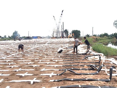 Đắp nền tuyến cao tốc Châu Đốc - Cần Thơ - Sóc Trăng