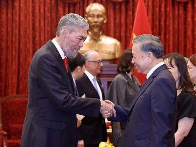 Tổng Bí thư, Chủ tịch nước Tô Lâm tiếp đồng chí Miguel Mejia, Tổng Bí thư Đảng Phong trào Cánh tả Thống nhất (MIU), Bộ trưởng Bộ Chính sách Hội nhập Khu vực của Cộng hòa Dominicana. (Ảnh: Thống Nhất/TTXVN)