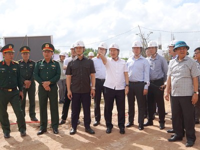 Phó Thủ tướng Chính phủ Lê Tiến Châu và lãnh đạo tỉnh Quảng Trị kiểm tra tiến độ Dự án Trường Chính trị Lê Duẩn. Ảnh: Tiến Nhất