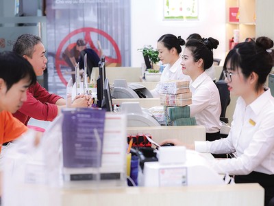 Nhiều ngân hàng đã hạ lãi suất theo chỉ đạo của Chính phủ, song cần thêm các nguồn vốn khác để giảm lãi suất bền vững. Ảnh: Lê Toàn