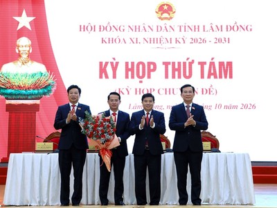 Ông Nguyễn Bá Út (cầm hoa) được bầu giữ chức Phó Chủ tịch UBND tỉnh Lâm Đồng.