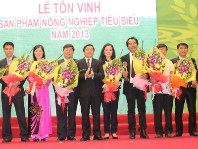 Bà Nguyễn Thị Hiền - Phó Chủ tịch HĐQT PVFCCo (thứ tư từ phải sang) – tham dự Lễ tôn vinh