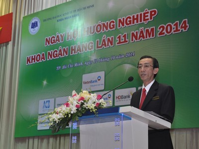 PGS.TS Trần Hoàng Ngân phát biểu tại buổi lễ kỷ niệm 11 năm thành lập Khoa Ngân hàng