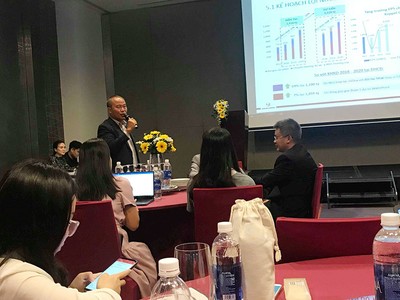 Ông Nguyễn Xuân Quang trả lời câu hỏi của nhà đầu tư