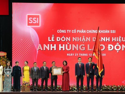 Phó Chủ tịch nước Đặng Thị Ngọc Thịnh trao bằng danh hiệu Anh hùng Lao động thời kỳ đổi mới cho Ban lãnh đạo SSI