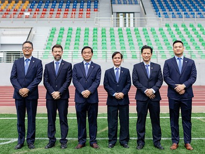 Ông Lê Viết Hải và ông Nguyễn Công Phú đứng giữa