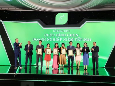 6 doanh nghiệp xuất sắc nhất ở hạng mục Báo cáo Phát triển bền vững. Ảnh: Lê Toàn