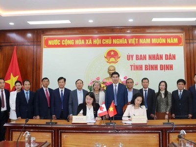 Đại diện Bidiphar - Bà Phạm Thị Thanh Hương, Tổng giám đốc (người ngồi bên phải) ký kết MOU cùng Đại diện GBM - Bà Jessica Hu - Tổng giám đốc điều hành và Nhà sáng lập của GBM