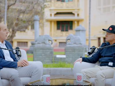 Ông Jan Van Eck, CEO VanEck (trái) và ông Thomas Nguyễn, Giám đốc Thị trường nước ngoài của Chứng khoán SSI trao đổi tại Chương trình