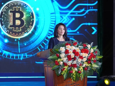 Bà Wanming Du, Giám đốc Chính sách FTSE trình bày tham luận tại Vietnam Blockchain Day Đà Nẵng 2025
