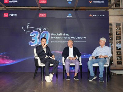 Guru đầu bạc Đào Phúc Tường (ngoài cùng, bên phải) chia sẻ tại sự kiện