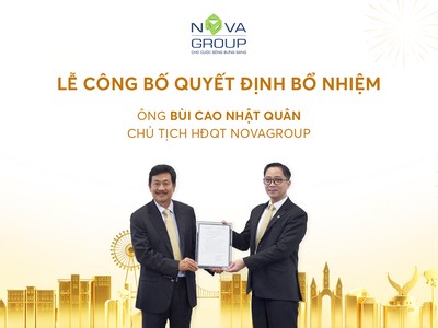 Ông Bùi Thành Nhơn – Chủ tịch HĐQT Nova Holding, Nhà sáng lập NovaGroup, Novaland Group trao quyết định bổ nhiệm vị trí Chủ tịch HĐQT NovaGroup cho ông Bùi Cao Nhật Quân.