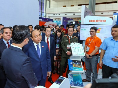 Thủ tướng Chính phủ Nguyễn Xuân Phúc tham quan các giải pháp cho thành phố thông minh.