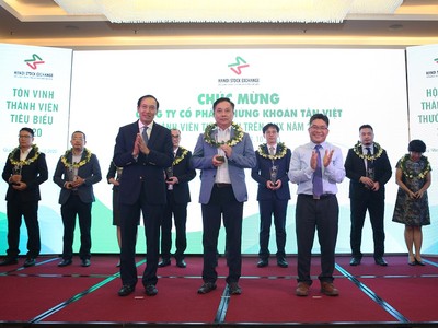 Ông Nguyễn Việt Cường, Phó tổng giám đốc TVSI, nhận cúp vinh danh từ đại diện HNX