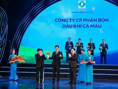 Ông Lê Đức Quang, Ủy viên HĐQT đại diện Công ty tham dự nhận giải