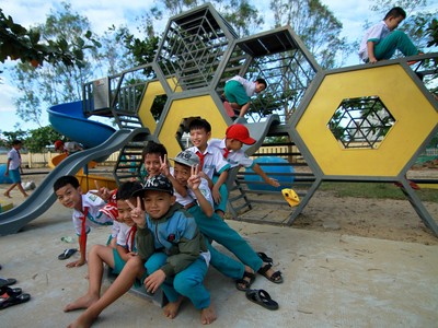 Học sinh vui đùa tại Khu vui chơi trong khuôn viên Trường tiểu học Văn Thanh Tùng