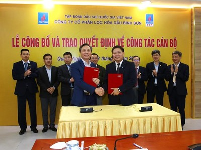 Ông Bùi Ngọc Dương (trái) nhận bàn giao công tác