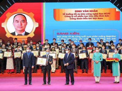 Thủ tướng Phạm Minh Chính và Chủ tịch Tổng Liên đoàn Lao động Việt Nam Nguyễn Đình Khang trao Bằng khen và biểu trưng tôn vinh cho kỹ sư Đinh Văn Nhân