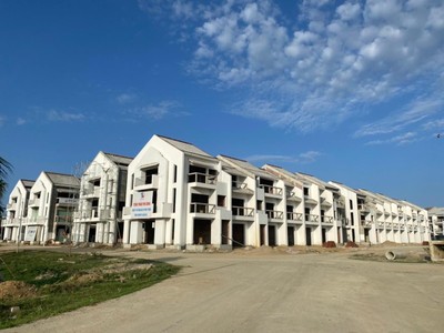 Hoian d'Or do Tracodi làm tổng thầu đã thi công xong 90% hạ tầng kỹ thuật nội khu và phần thân của 202 căn shophouse, dự kiến bàn giao trong quý 3/2022