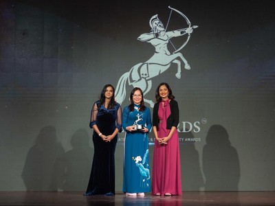 Bà Đào Thúy Hà - Phó tổng giám đốc Kinh doanh & Marketing Traphaco nhận giải thưởng 