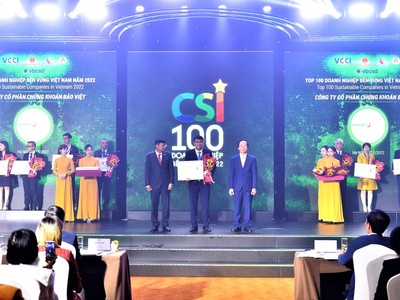 Ông Vũ Duy Vương - Người phụ trách Quản trị công ty đại diện Chứng khoán Bảo Việt nhận giải thưởng