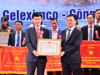 Đại diện Tập đoàn Geleximco nhận bằng khen tại Lễ tôn vinh doanh nhân, doanh nghiệp Thăng Long năm 2022.