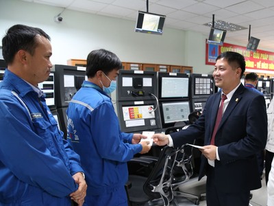 Tổng Giám đốc BSR Bùi Ngọc Dương động viên, lì xì anh em kỹ sư vận hành tại Phòng Điều khiển Trung tâm