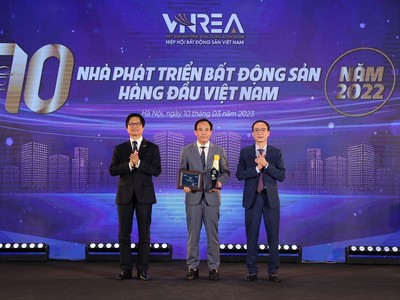 Đại diện Tập đoàn Geleximco nhận phần thưởng Top 10 nhà phát triển bất động sản hàng đầu Việt Nam 2022.
