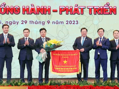 Phó Thủ tướng Trần Hồng Hà thay mặt Chính phủ tặng Cờ Thi đua của Chính phủ cho Ủy ban Quản lý vốn nhà nước tại doanh nghiệp.