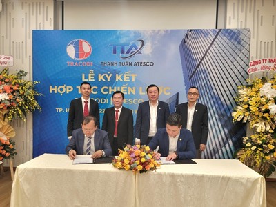 Ông Phạm Đăng Khoa – Tổng giám đốc TRACODI và ông Nguyễn Văn Tuấn - Phó giám đốc Thành Tuấn ATESCO ký kết thỏa thuận hợp tác chiến lược với sự chứng kiến của Ban lãnh đạo hai bên