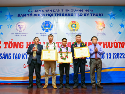 Đại diện BSR (thứ 2 từ phải sang) nhận Bằng khen giải Nhất tại Hội thi Sáng tạo Kỹ thuật tỉnh Quảng Ngãi