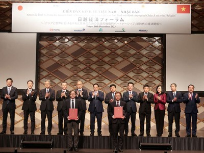 Thủ tướng Chính phủ Phạm Minh Chính và lãnh đạo 2 bên chứng kiến lễ trao thỏa thuận, biên bản ghi nhớ hợp tác giữa doanh nghiệp Việt Nam và Nhật Bản